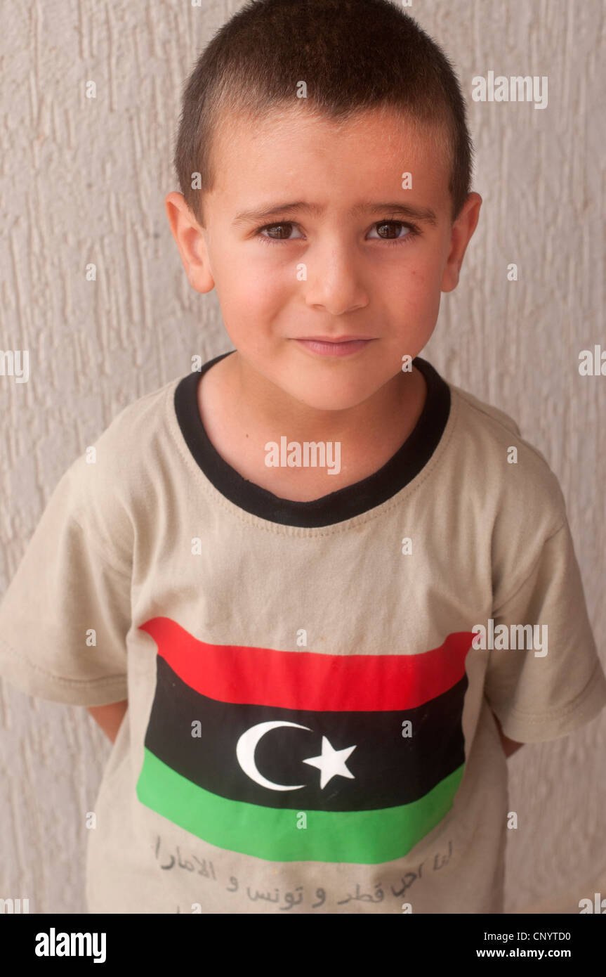 Libia Settembre 2011 Takut dispensario, giovane ragazzo che indossa una maglietta decorata con una bandiera libico in attesa di vedere un medico Foto Stock