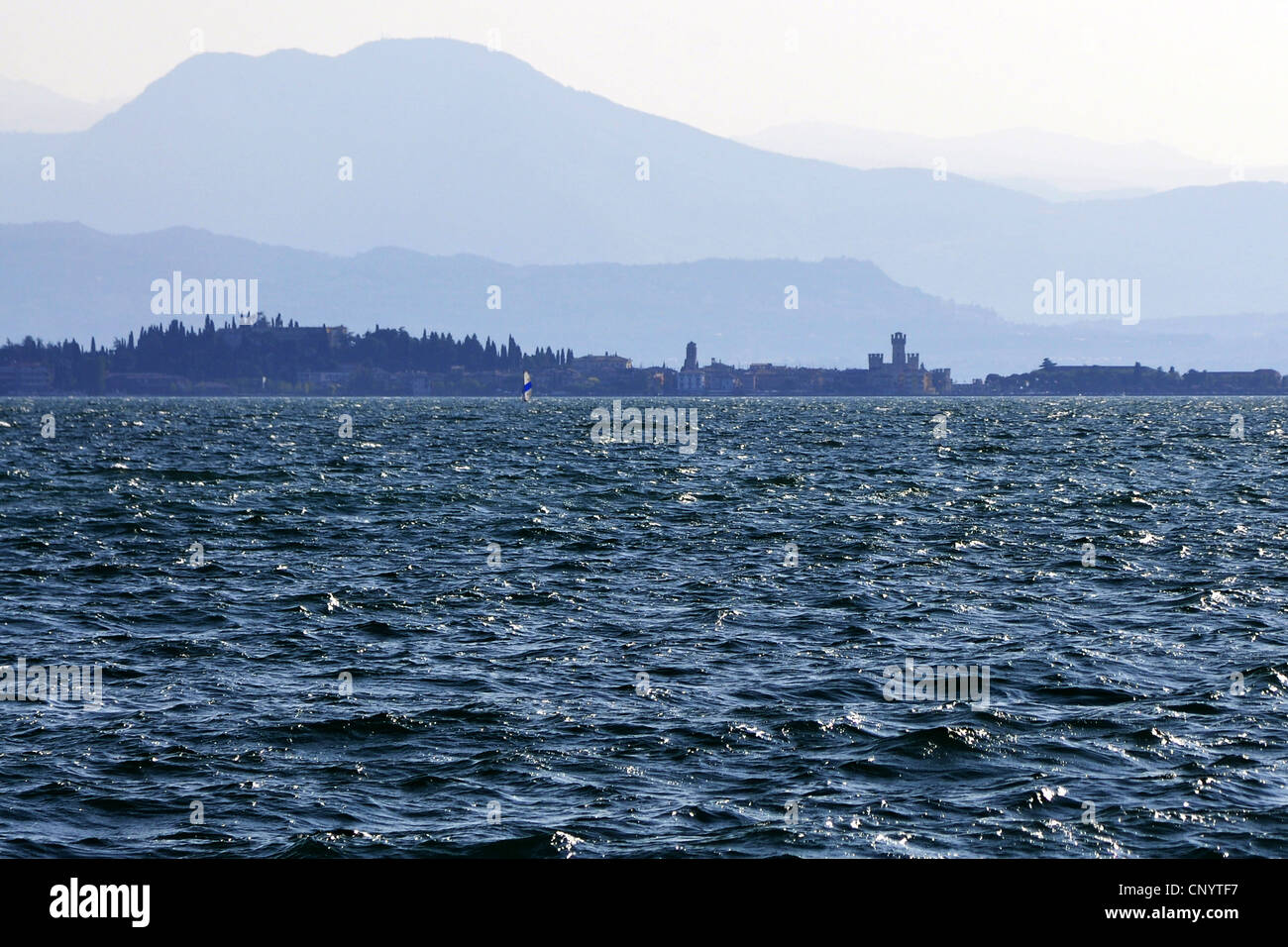 Vista dal lago di Garda al lago e Monte Baldo in background, l'Italia, il Lago di Garda, Lombardia Foto Stock