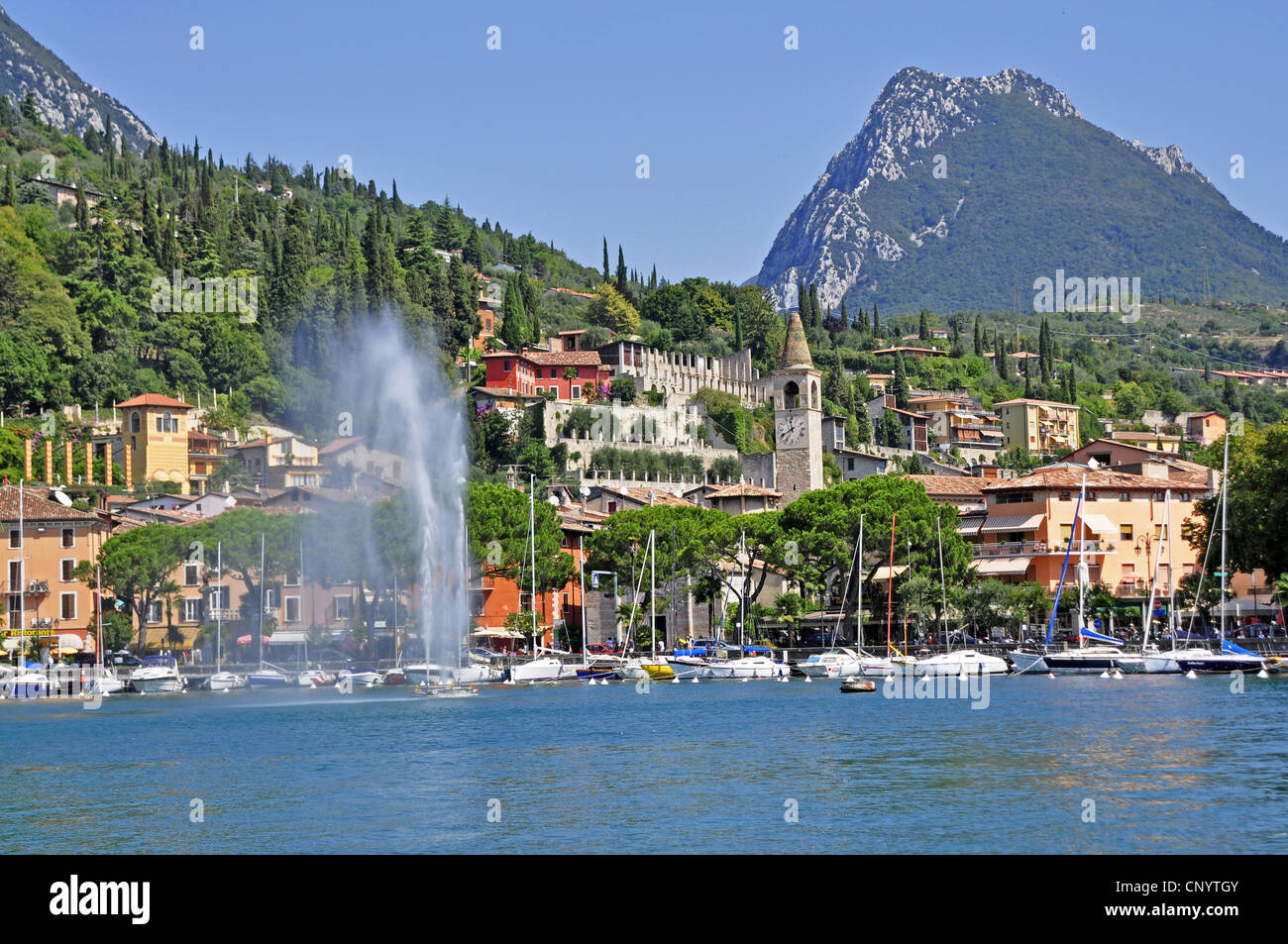 Pittoresco villaggio sul lago, Italia, Lago di Garda, Lombardia Foto Stock