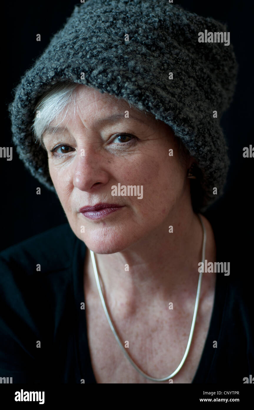Donna di mezza età con grey hat e collana Foto Stock