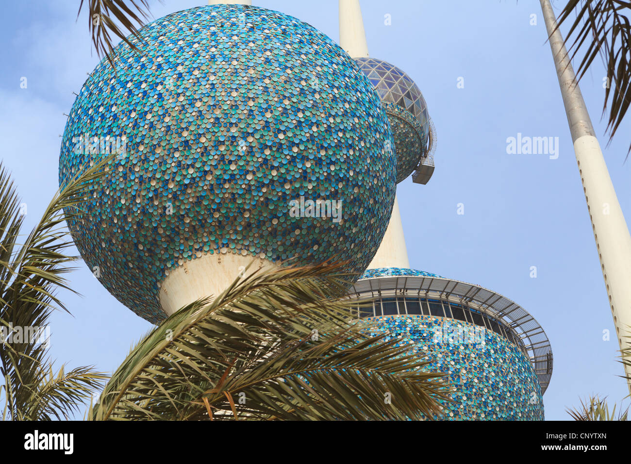 Kuwait City torri d'acqua sono un iconico punto di riferimento della città che giace appena fuori la strada del Golfo. Foto Stock