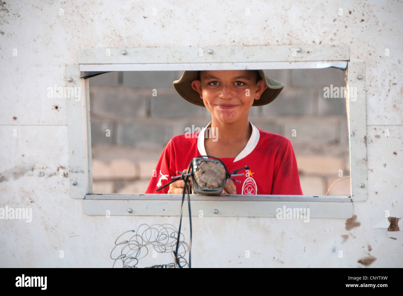 Libia Settembre 2011.Nalut. Giovane ragazzo giocando con pistole finta Foto Stock