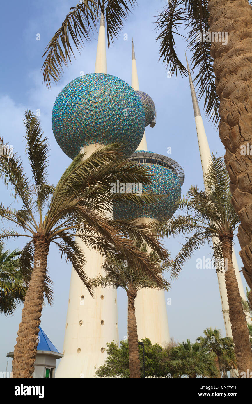 Kuwait City torri d'acqua sono un iconico punto di riferimento della città che giace appena fuori la strada del Golfo. Foto Stock