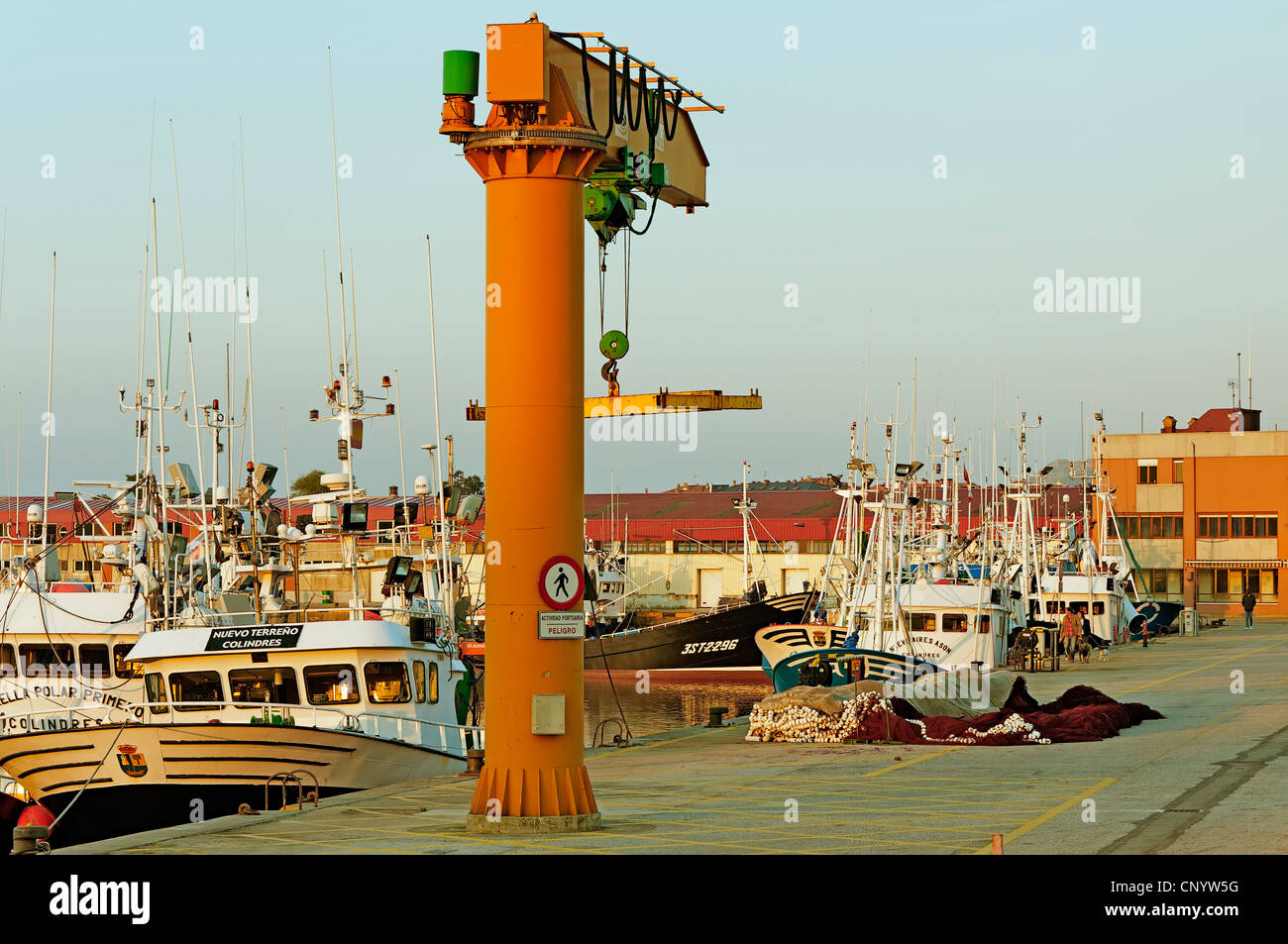 Gru per il carico e lo scarico di barche da pesca al molo del porto di pesca di comune di Colindres Cantabria, Spagna, Europa Foto Stock