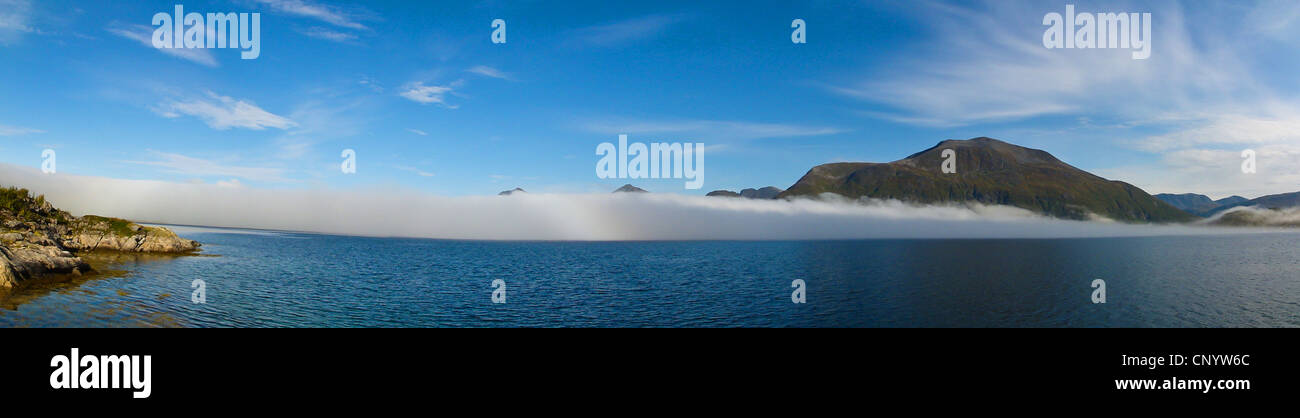 Banco di nebbia in Kattfjord, Norvegia, Troms, Kvaloeya Foto Stock