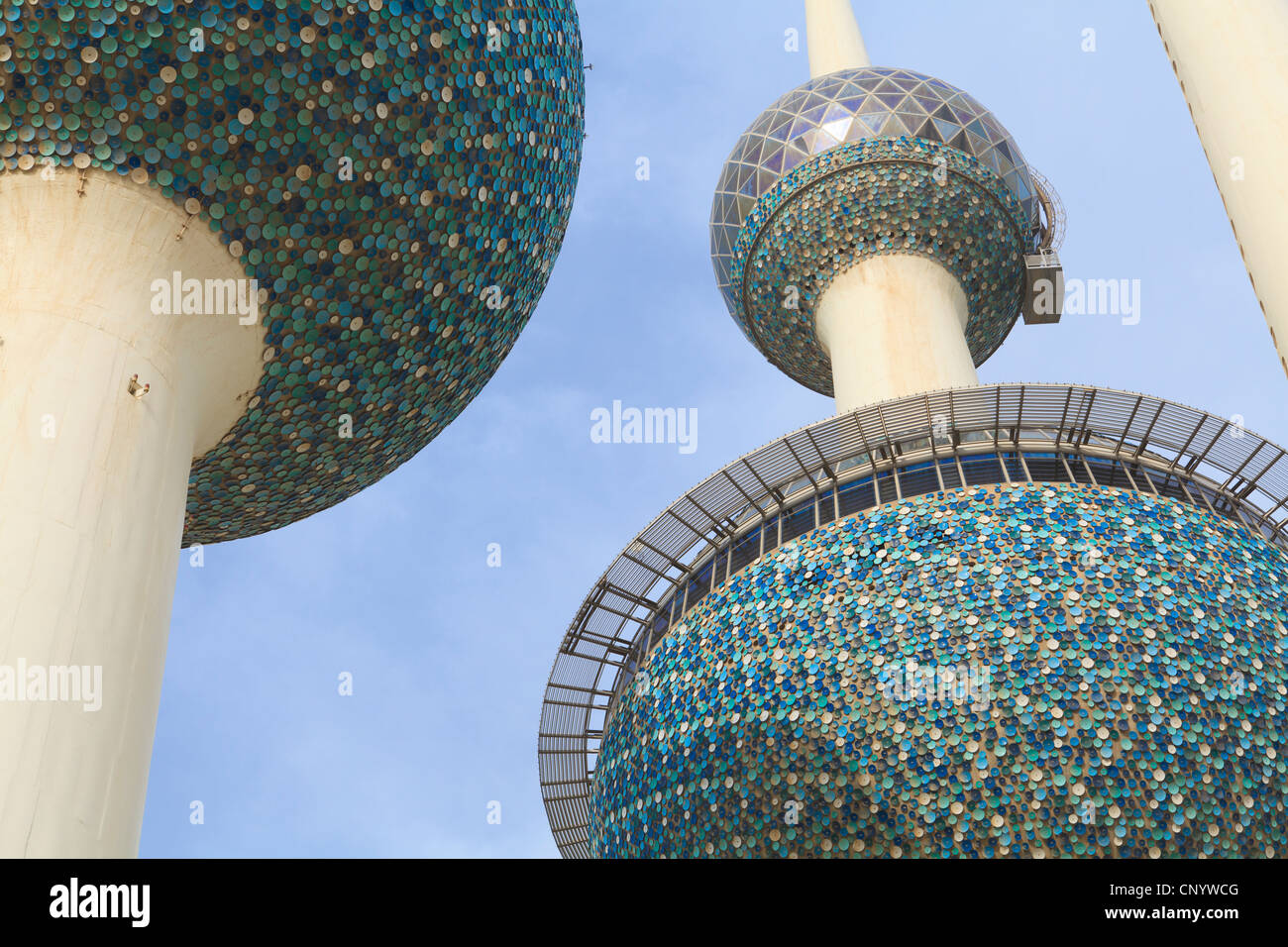 Kuwait City torri d'acqua sono un iconico punto di riferimento della città che giace appena fuori la strada del Golfo. Foto Stock