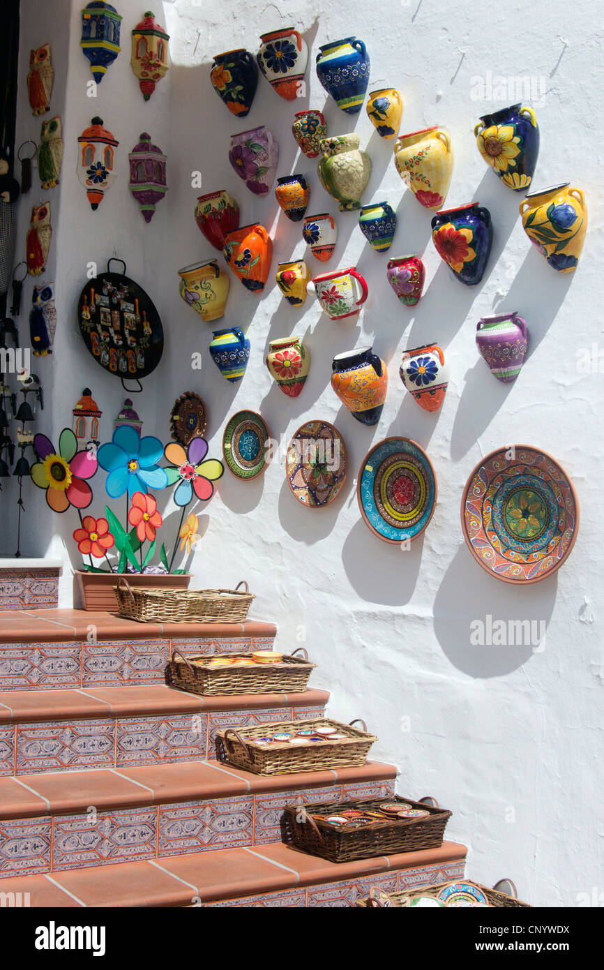 Mijas, Malaga, Costa del Sol, Andalusia. Ceramiche colorate per la vendita al di fuori del negozio. Foto Stock