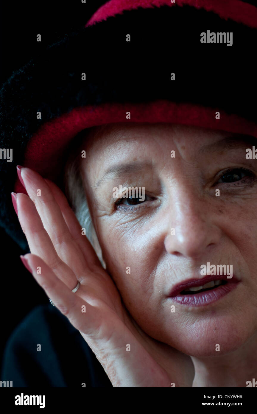 Donna di mezza età con red e black hat Foto Stock
