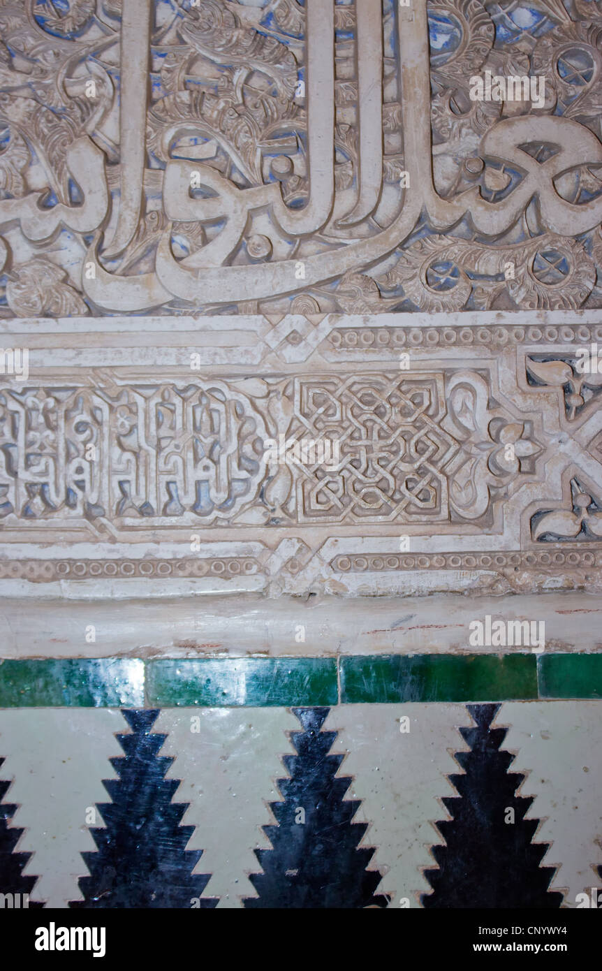 L' Alhambra Palace, Granada, Andalusia. Dettaglio di intricate sculture di parete e di piastrelle. Foto Stock