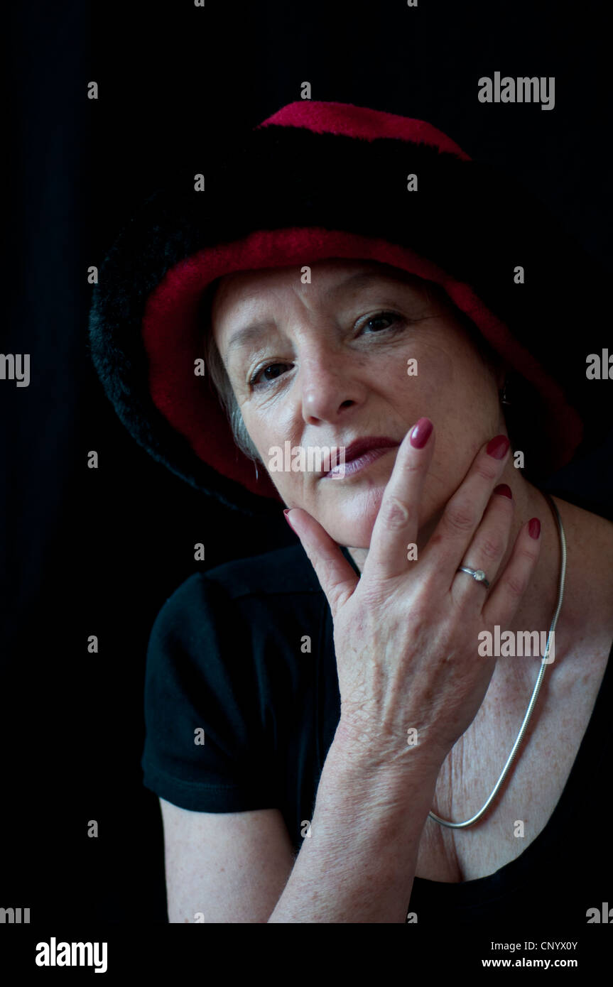 Donna di mezza età con red e black hat Foto Stock