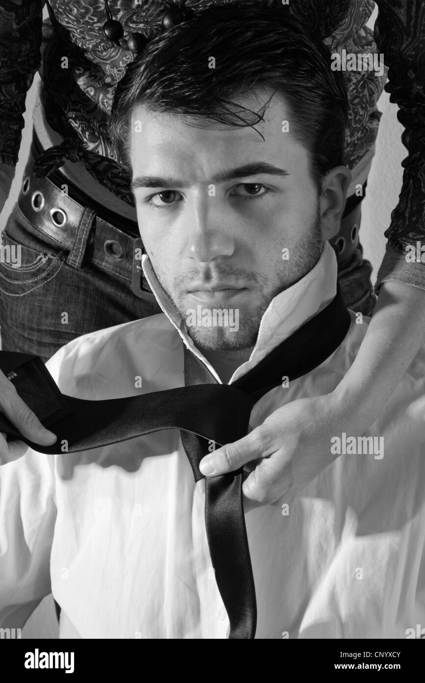 Donna con le mani in mano la legatura giovane di tirante Foto Stock