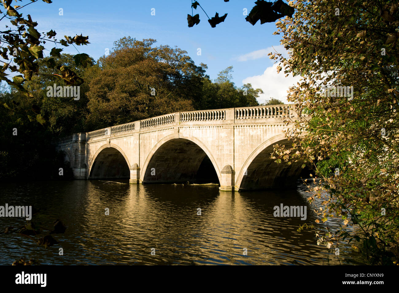 Il classico ponte in Clumber Park, Nottinghamshire, su una soleggiata giornata autunnale. Ottobre. Foto Stock