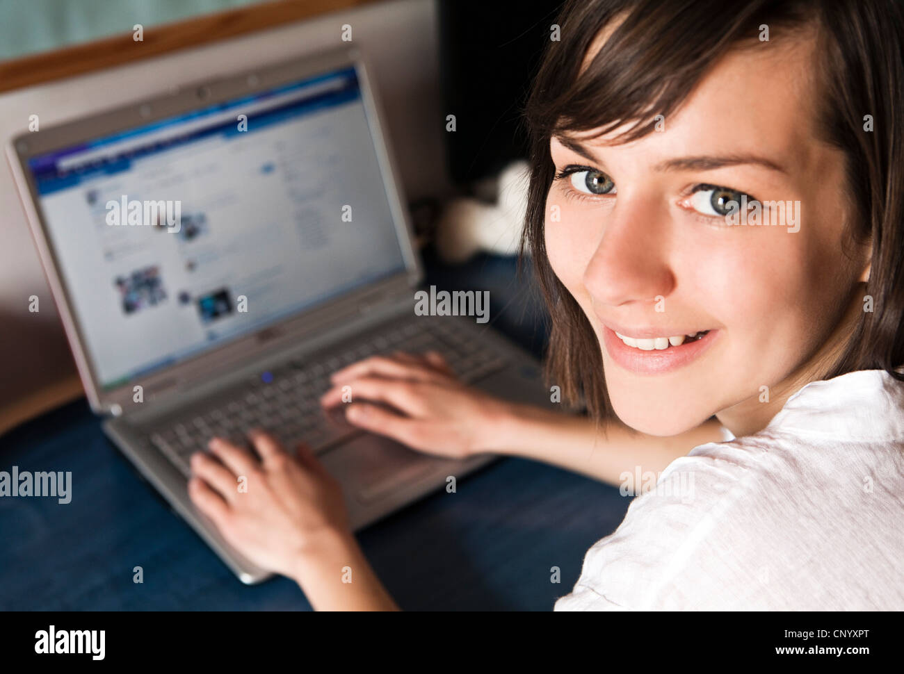 Una ragazza sul computer,facebook Foto Stock