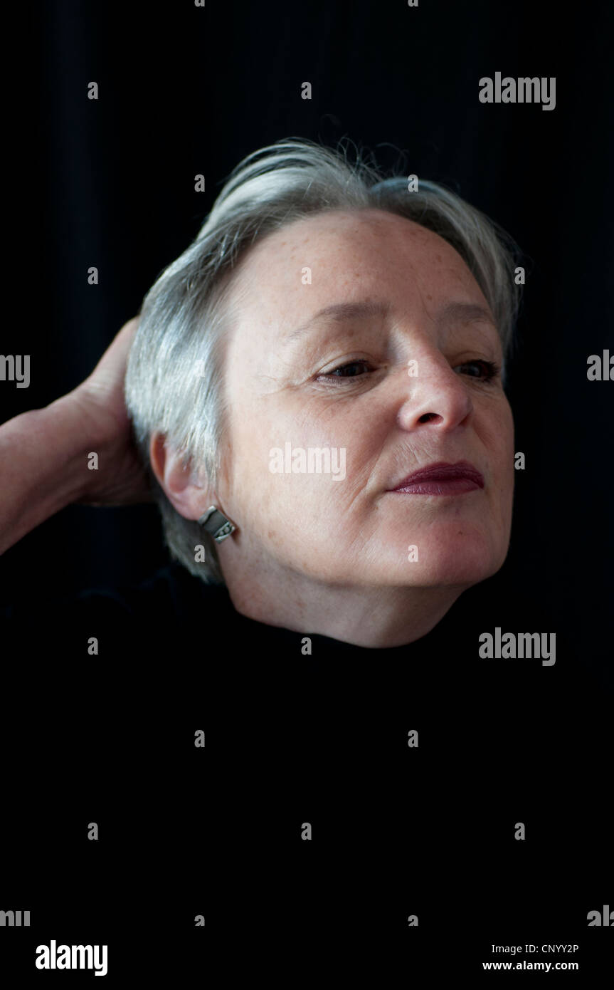 Ritratto di donna di mezza età su sfondo nero Foto Stock