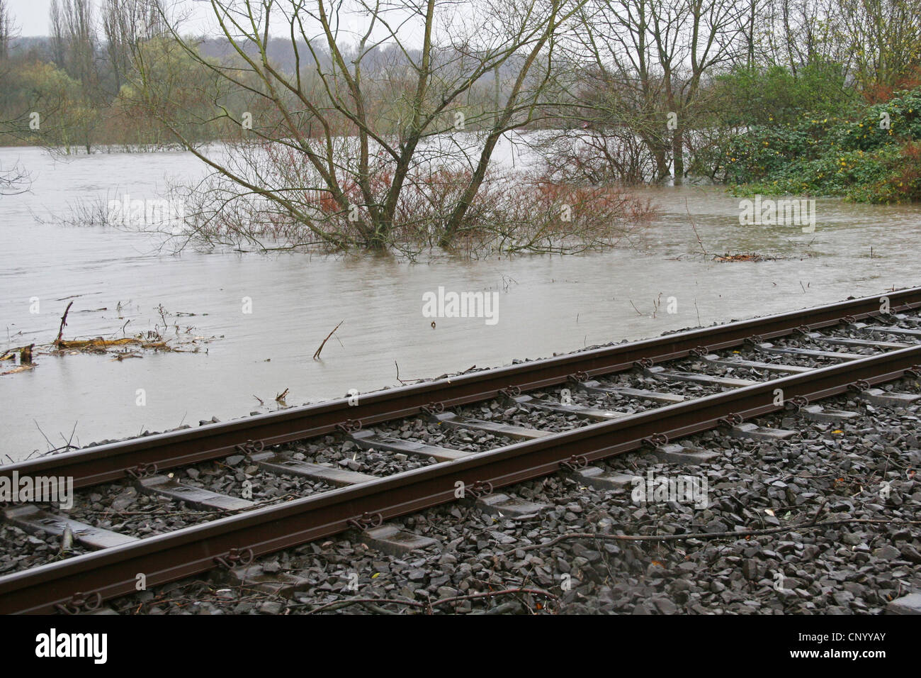 Le inondazioni del fiume Ruhr a ferrovie, in Germania, in Renania settentrionale-Vestfalia, la zona della Ruhr, Essen Foto Stock