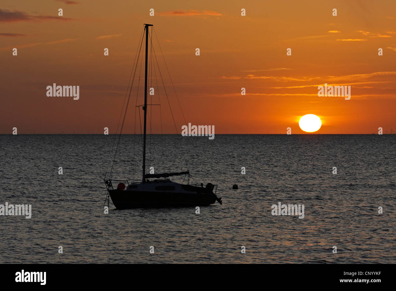 Barca a vela sul mare di fronte a sunrise, Germania, Schleswig-Holstein, Sylt Foto Stock