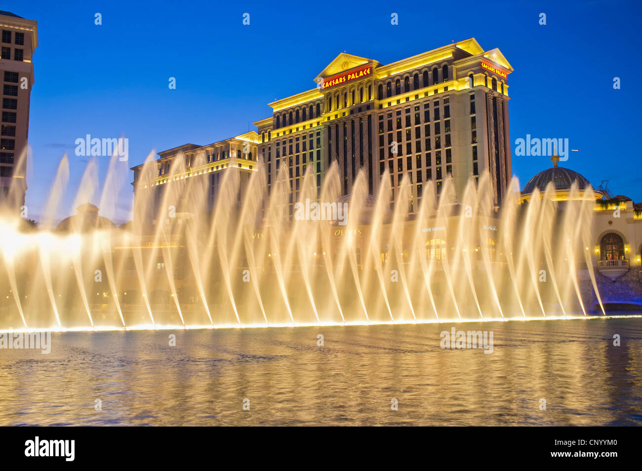 Fontane del Bellagio in parte anteriore del Caesars Palace Hotel e Casinò all'alba al crepuscolo Foto Stock