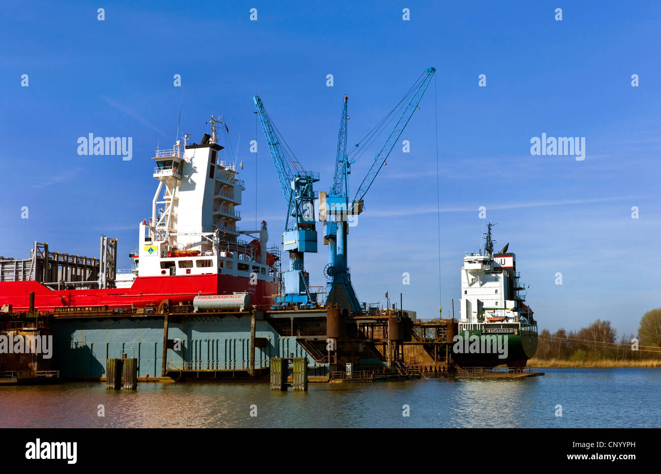Le navi nel bacino galleggiante sul fiume Weser, Germania, Bremerhaven Foto Stock