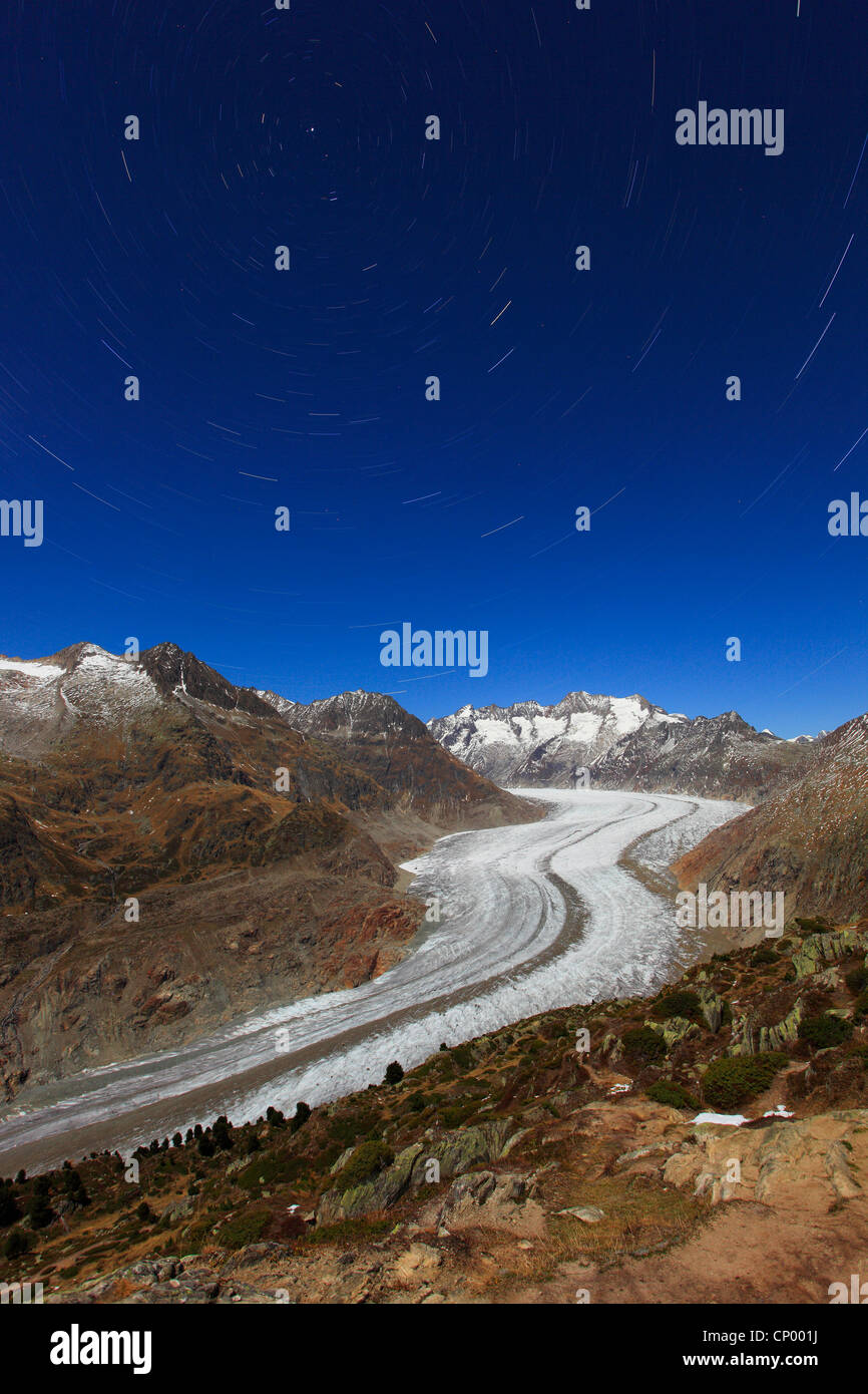 Ghiacciaio di Aletsch e montagna Wannenhorn gruppo sotto il cielo notturno, Svizzera Vallese Foto Stock