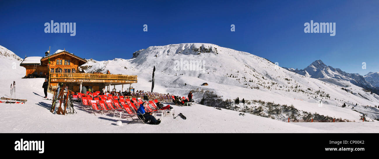 Ristorante con un sacco di posti all'aperto con una vista sulla montagna snowbound vista, Francia, Savoie, La Plagne Foto Stock