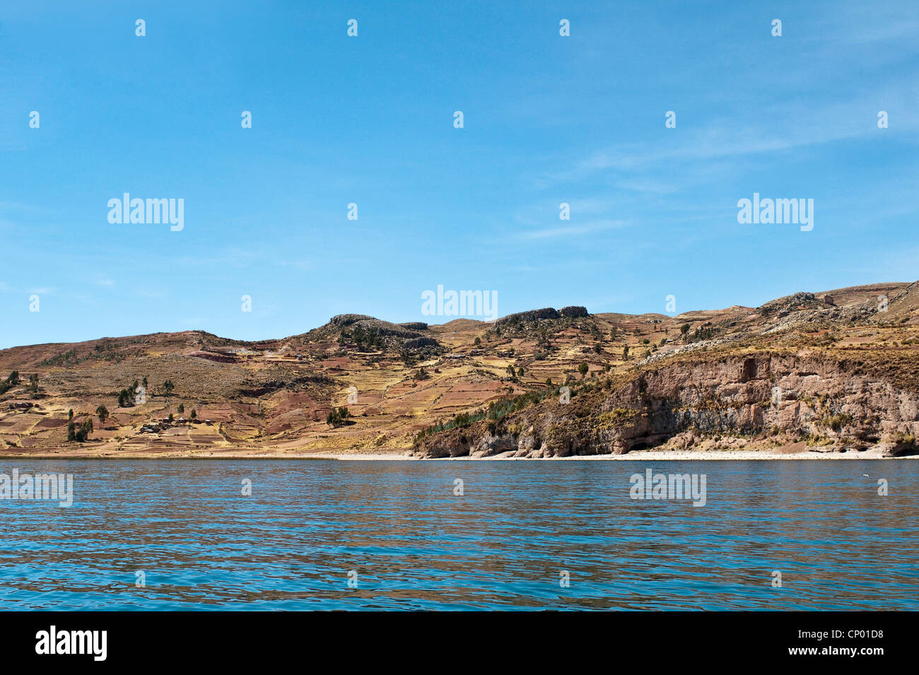 Vista dall'acqua sulla riva del lago Titicaca, Perù, Taquile Island, il lago Titicaca Foto Stock