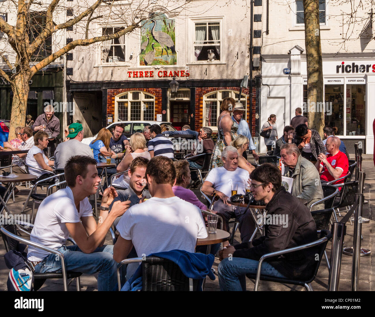 Relax nel sole primaverile in Parlamento Street, York Regno Unito Foto Stock
