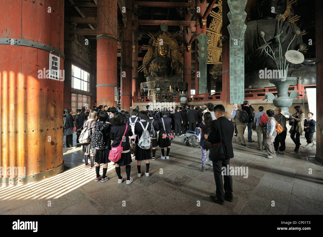 Molti turisti nella grande sala del Buddha Daibutsu-den al Tempio Todaiji, Nara, Giappone Foto Stock