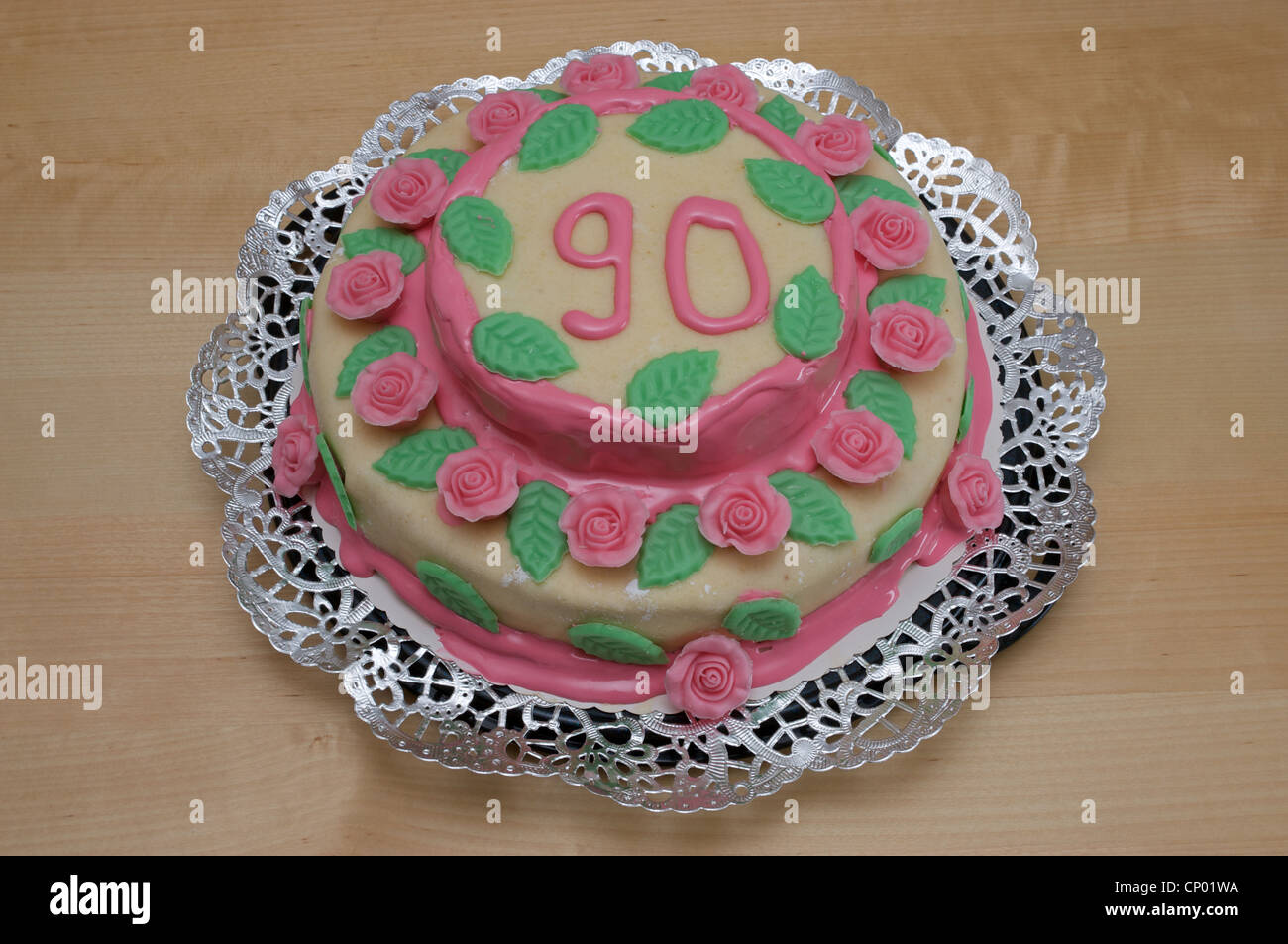 In casa il novantesimo compleanno torta Foto Stock