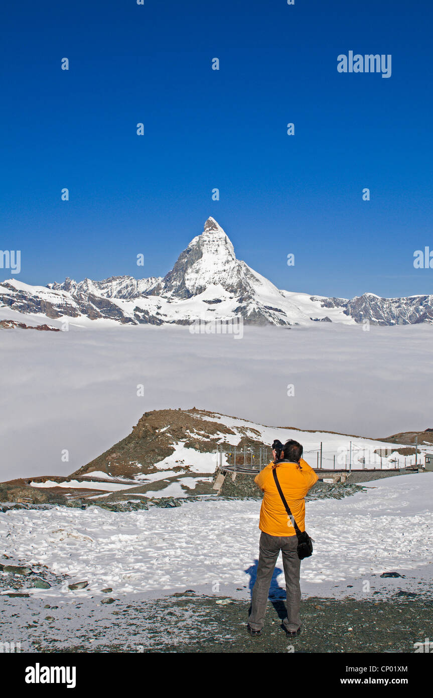 Tourist sul Gornergrat prendendo una foto del Cervino, Svizzera Foto Stock