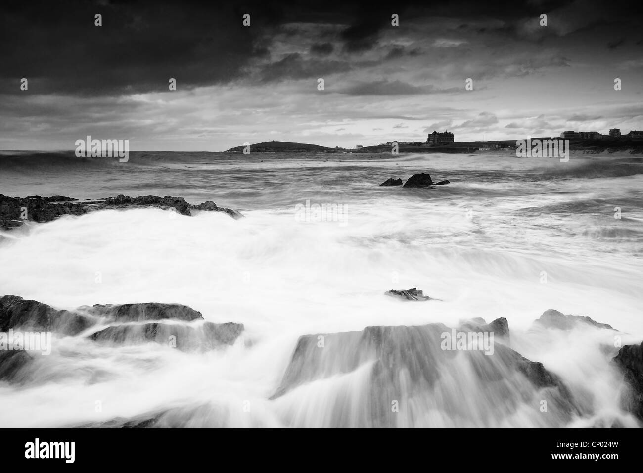 Tempestoso mare increspato a Fistral Beach, Newquay Cornwall Foto Stock