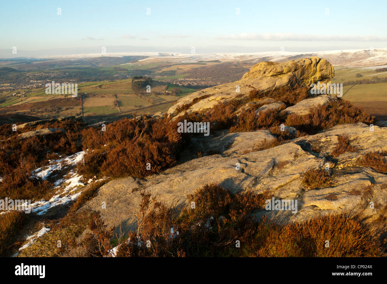 Il worm pietre vicino a Glossop, Peak District, Derbyshire, Inghilterra, Regno Unito. Glossop nella distanza. Foto Stock
