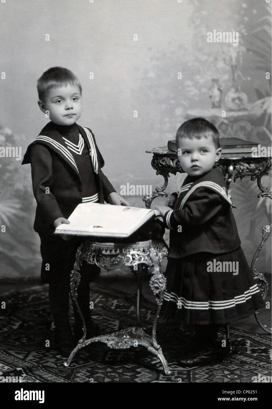 Persone, bambini, bambini piccoli in tute marinaio, circa 1900, diritti aggiuntivi-clearences-non disponibile Foto Stock