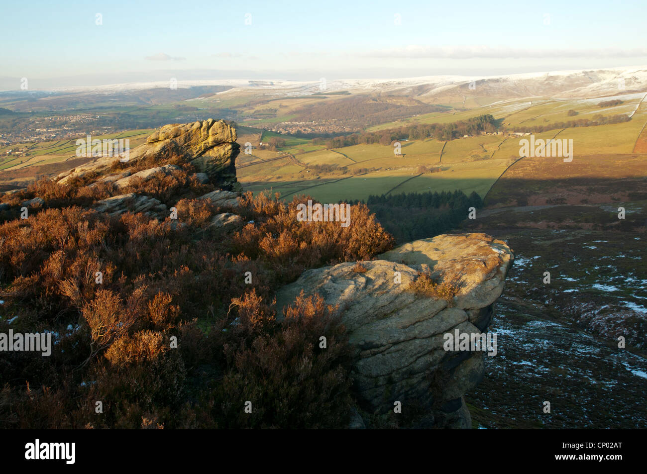 Il worm pietre vicino a Glossop, Peak District, Derbyshire, Inghilterra, Regno Unito. Glossop nella distanza. Foto Stock