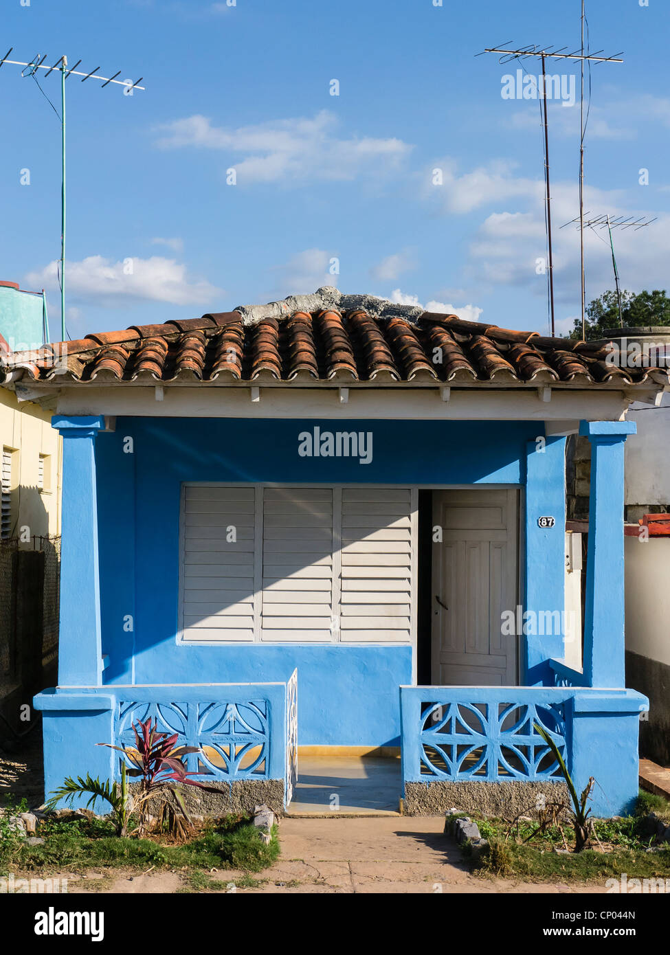 La parte anteriore di un piccolo e tipico rurale casa cubano come visto dalla strada. Foto Stock