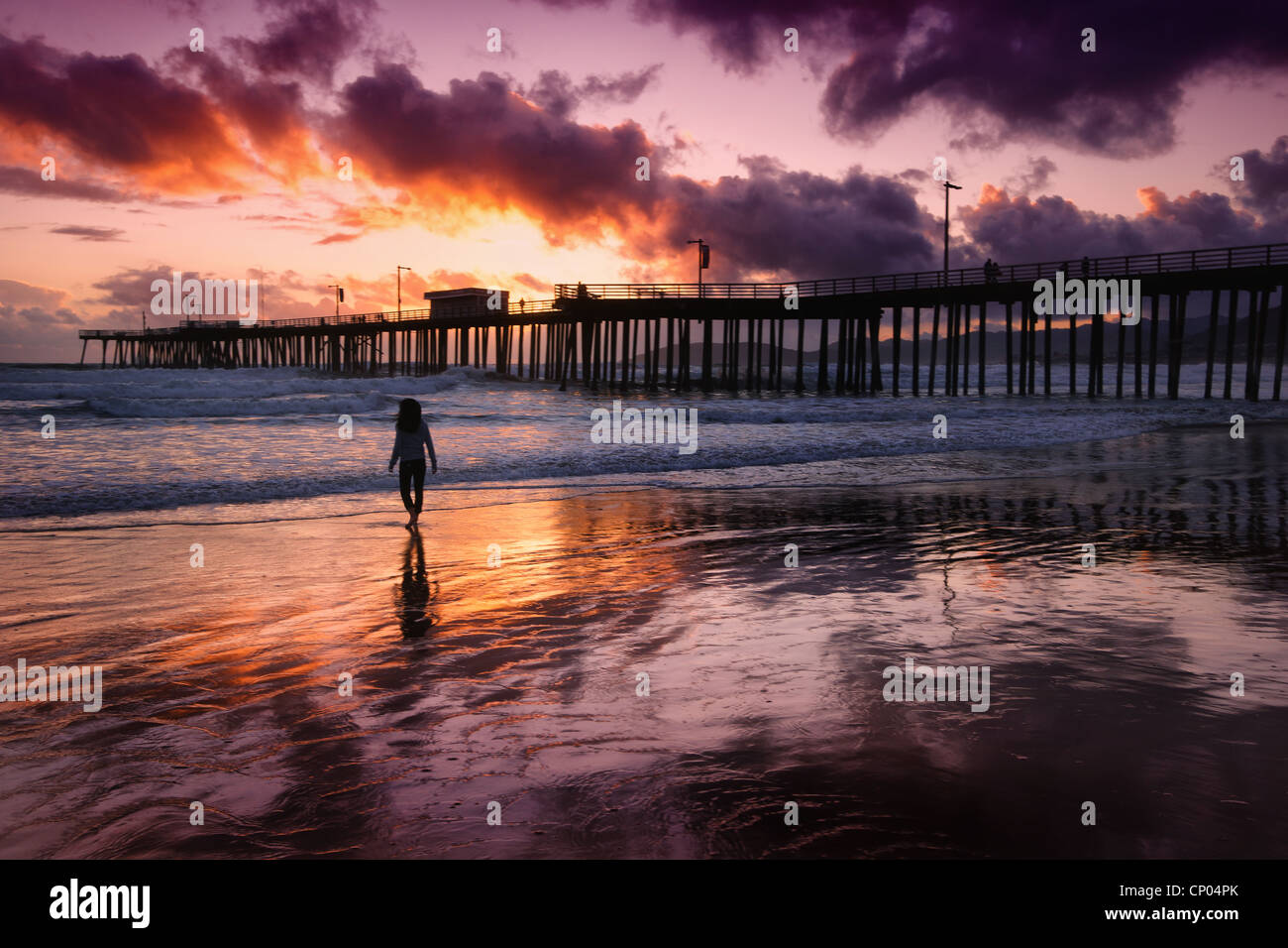 Tramonto al molo a Pismo Beach, California, Stati Uniti d'America Foto Stock