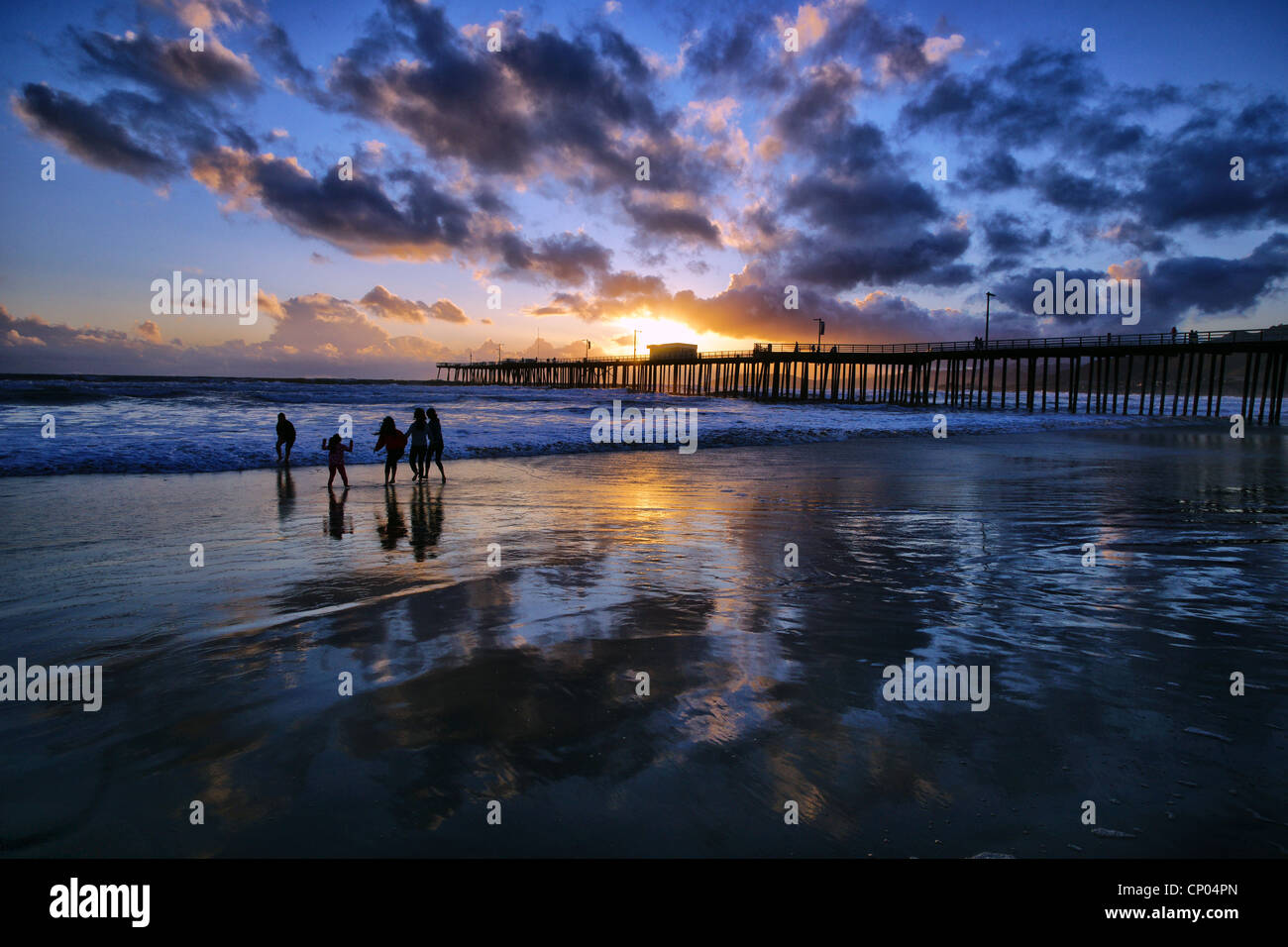 Tramonto al molo a Pismo Beach, California, Stati Uniti d'America Foto Stock
