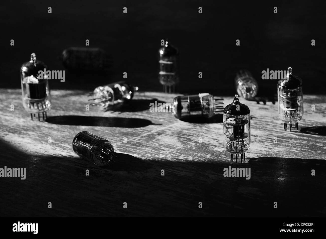 Diversi piccoli tubi di radio giacente su di una superficie di legno. In bianco e nero Foto Stock