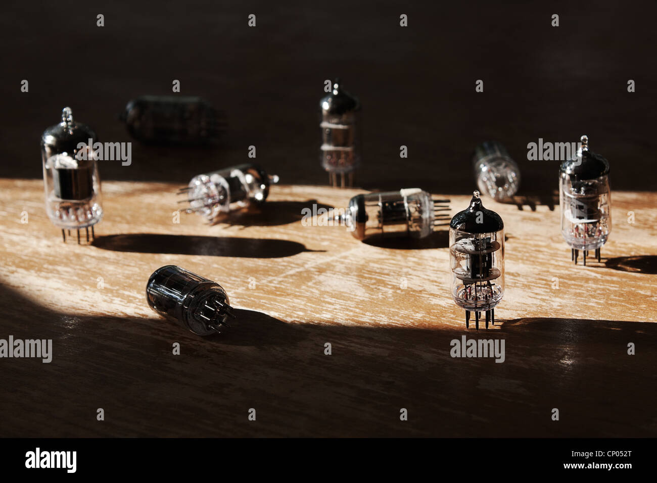I numerosi piccoli tubi a vuoto giacente su di una superficie di legno Foto Stock