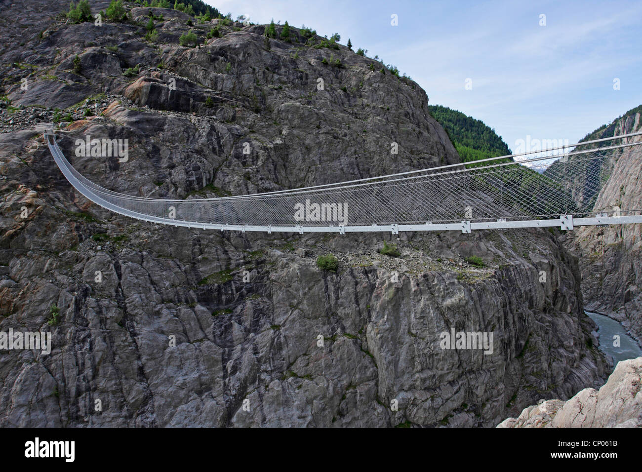 Sospensione in acciaio ponte sopra il canyon del fiume Massa essendo alimentato da meltwaters del ghiacciaio di Aletsch, Svizzera Vallese Foto Stock