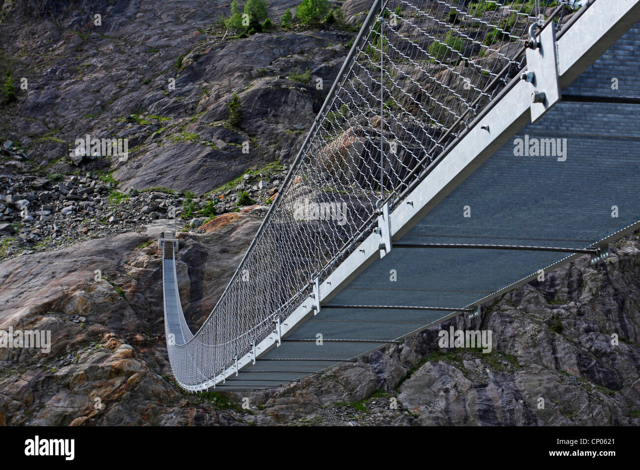 Sospensione in acciaio ponte sopra il canyon del fiume Massa essendo alimentato da meltwaters del ghiacciaio di Aletsch, Svizzera Vallese Foto Stock