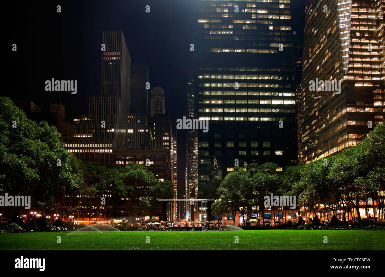 Bryant Park di New York City di erba verde Skyline edifici appartamento notte Foto Stock