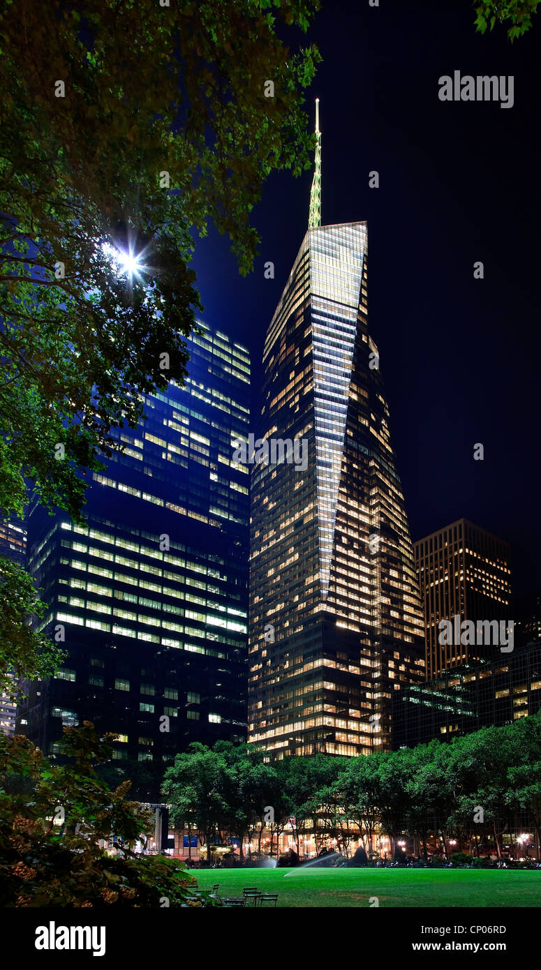 Bryant Park di New York City di erba verde Skyline edifici appartamento Bank of America la costruzione di notte Foto Stock