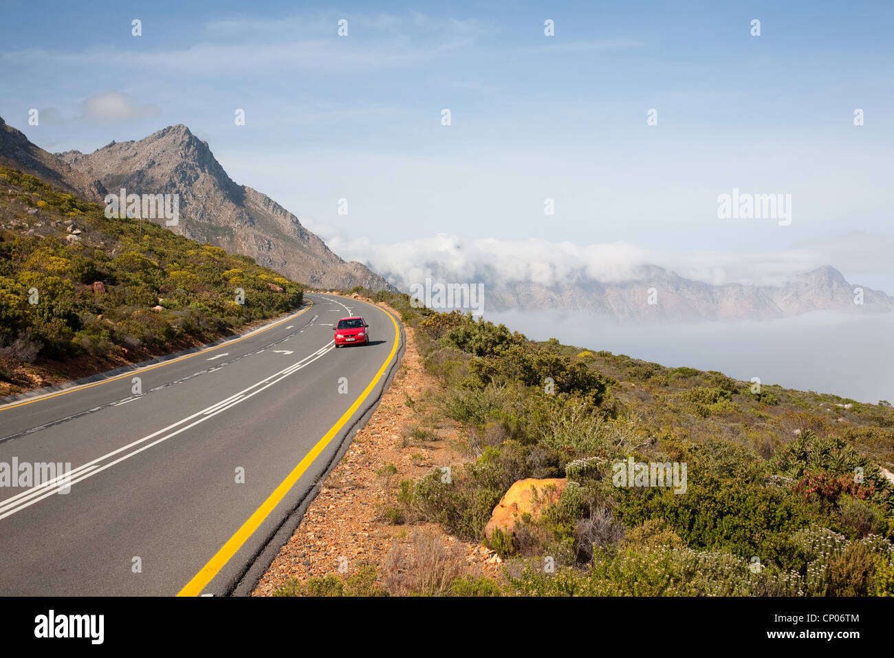 Strada costiera e sul mare di nebbia, Sud Africa, Western Cape, Gordons Bay Foto Stock