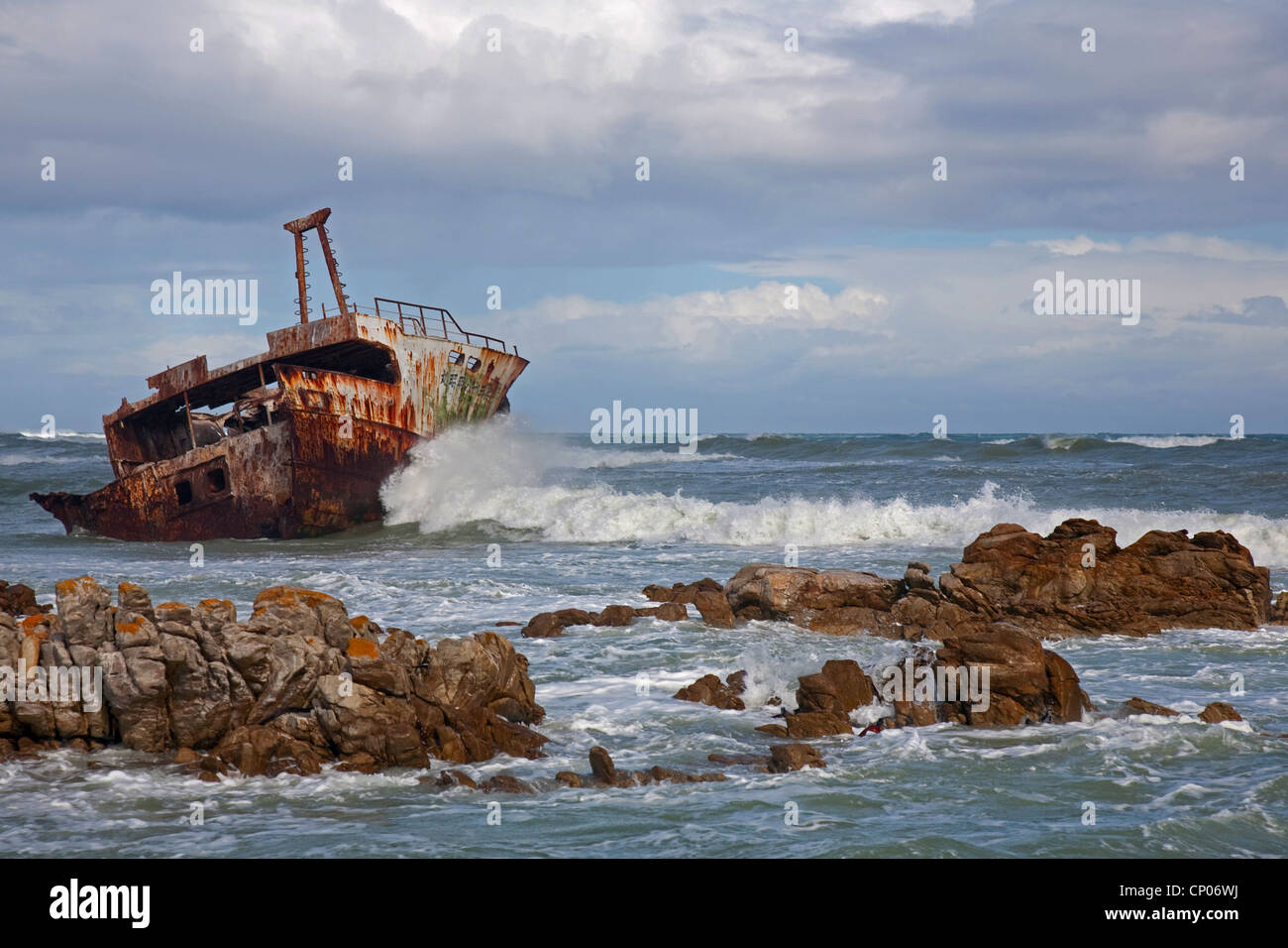 Rusty naufragio sulle rocce costiere, Sud Africa, Western Cape, Cape Agulhas, LAgulhas Foto Stock