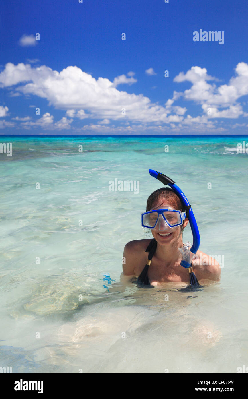 Donna con maschera di immersioni e snorkeling ad Anse Patates su La Digue alle Seychelles Foto Stock