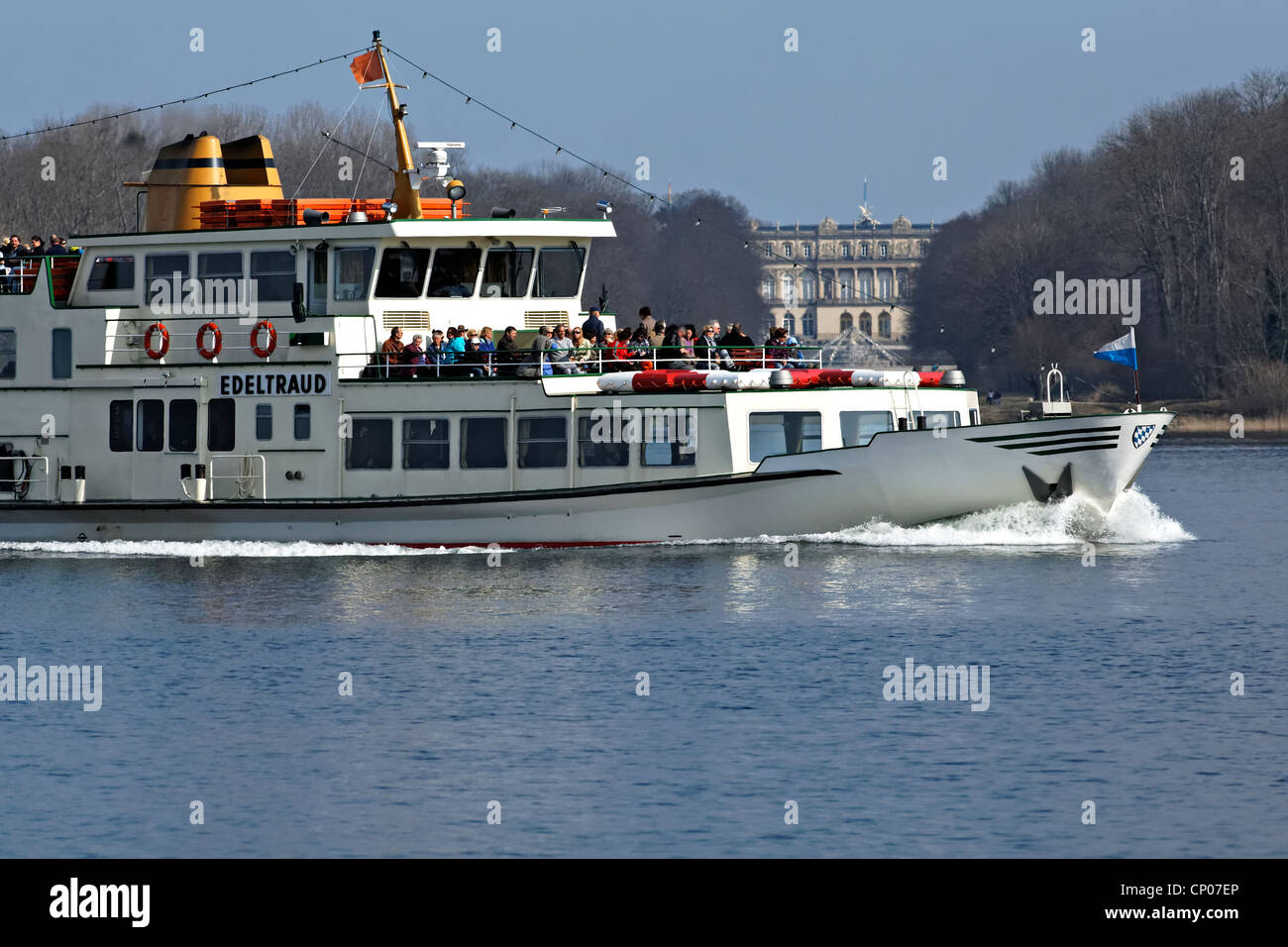 Chiemsee ferry boat Edeltraud con il Palazzo Herrenchiemsee e Isola ,  Chiemsee Alta Baviera Germania Foto stock - Alamy