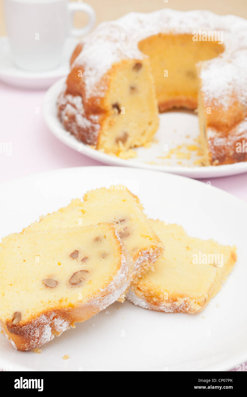 Gugelhupf - Fette di Gugelhupf tradizionale Pan di Spagna con uvetta e noci Foto Stock