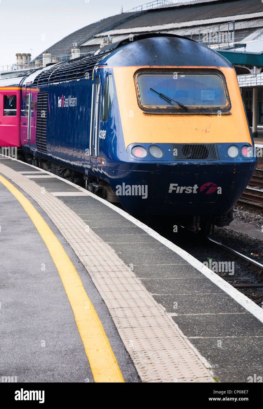 Primo grande Western treno diretto da una classe 43 locomotore in attesa presso la stazione ferroviaria di Bristol Temple Meads, attorno alla testa a est. Foto Stock