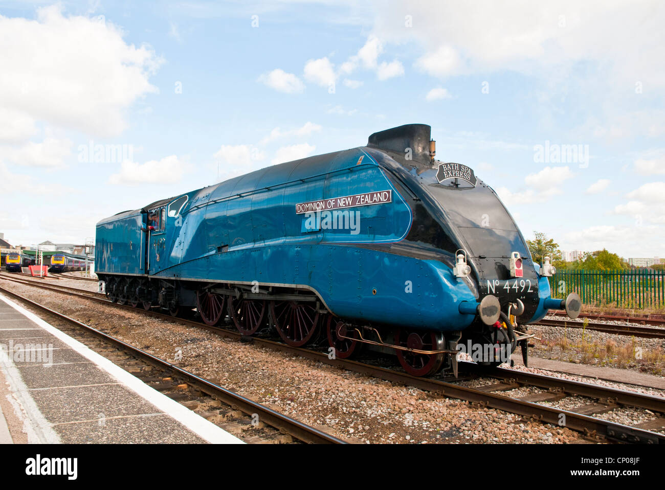 LNER Classe A4 4464 Tarabuso motore a vapore (verniciato e numerati come 4492 Dominion della Nuova Zelanda) a Bristol Temple Meads Station. Foto Stock