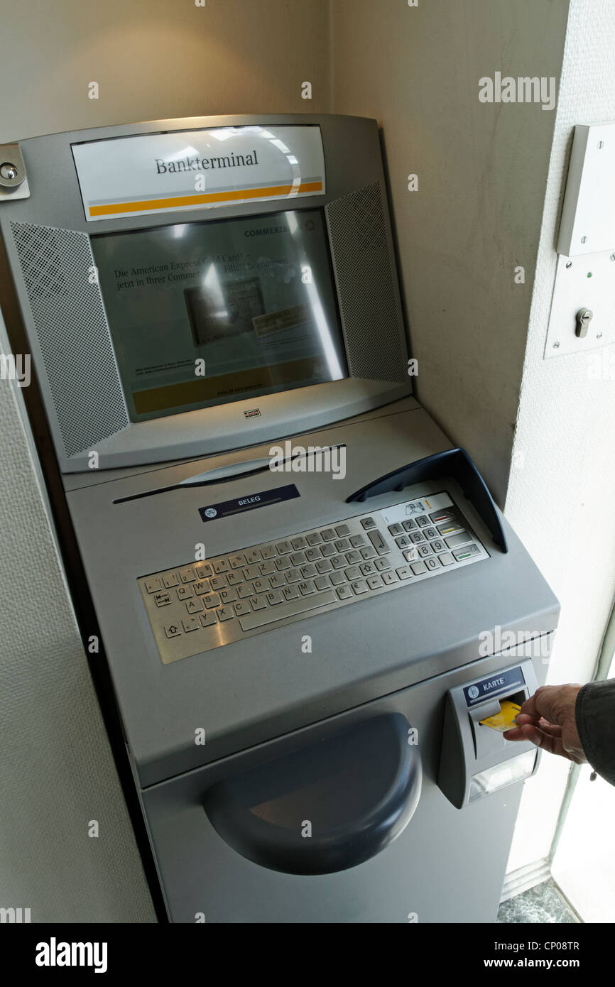 Immissione di una scheda in un tedesco Automat terminale bancario che emette dichiarazioni, Rosenheim Alta Baviera Germania Foto Stock